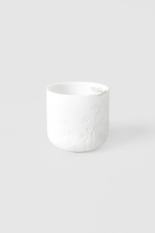 bougeoir en porcelaine blanche motif fleurs avec un papillon sur le bord 4avril