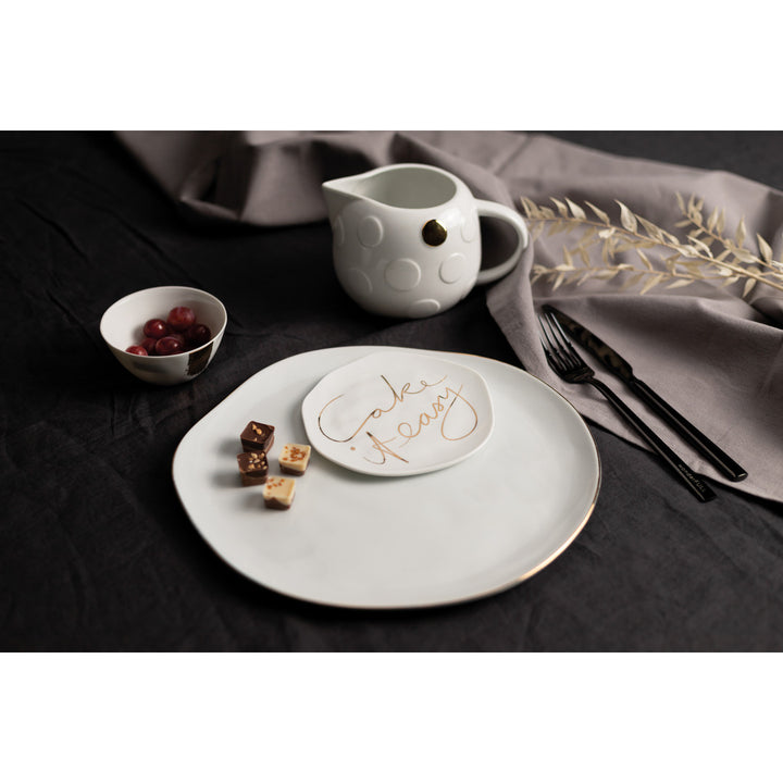 assiette blanche porcelaine Cake it easy sur table avec couverts nappe 4avril