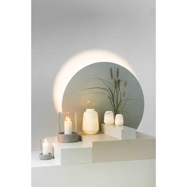 bougies et lanternes en porcelaine blanche sur fond zen vert 4avril