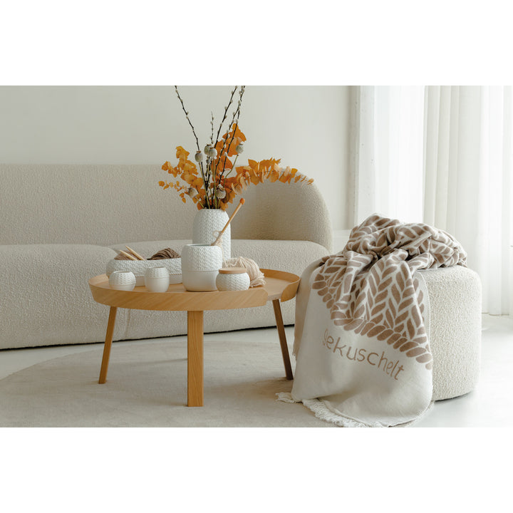 salon avec canapé table vase et bol tricot 4avril