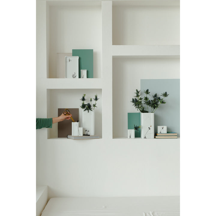 niches dans mur blanc avec vases et coupelles rectangulaire arrosoir 4avril