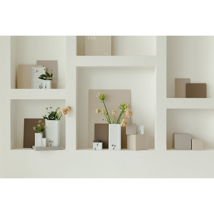 photophore carré en porcelaine blanche motif noir et doré homme sur vélo avec ballons dans niche avec vase, coupelles 4avril