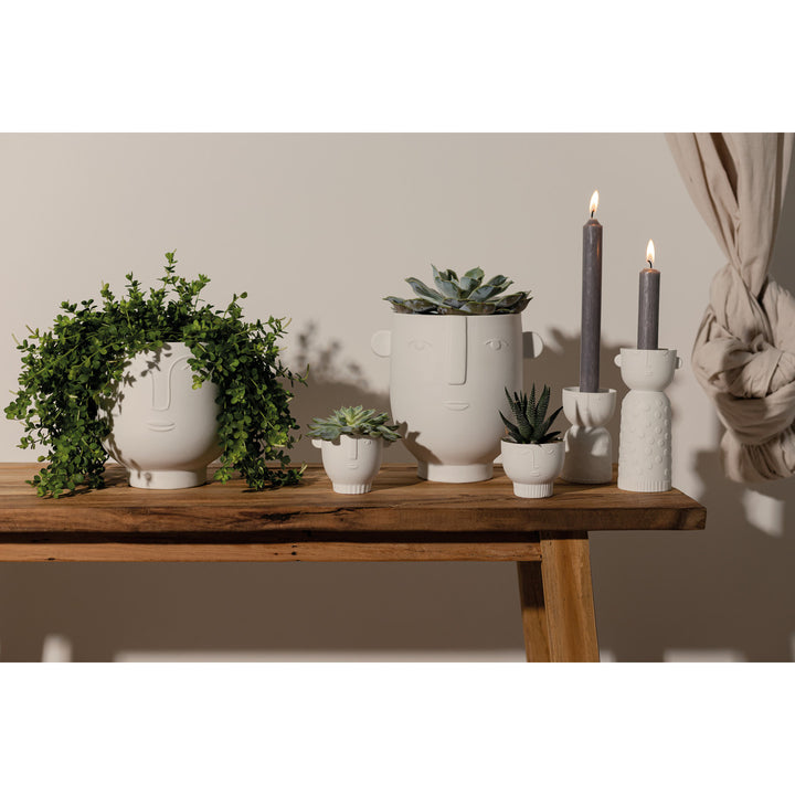 table bois avec pots bougeoirs visage en porcelaine blanche 4avril