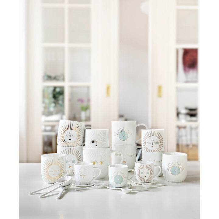 table avec tasse et gobelet porcelaine blanche motif soleils dorés colorés oeil 4avril