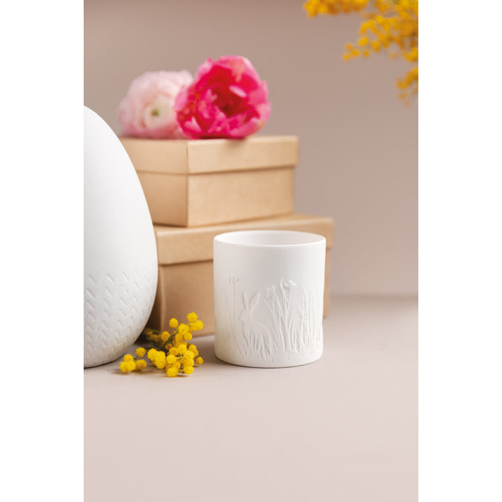 Photophore blanc motif praire et lapins en porcelaine, avec boîte en carton et fleurs à l'arrière 4avril