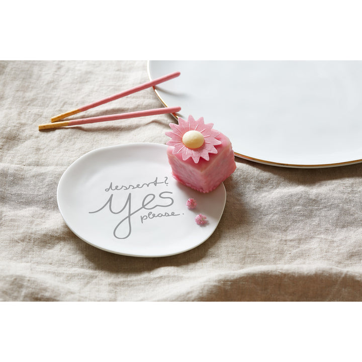 assiette blanche avec inscription argentée dessert? yes please. sur table avec nappe en lin beige 4avril