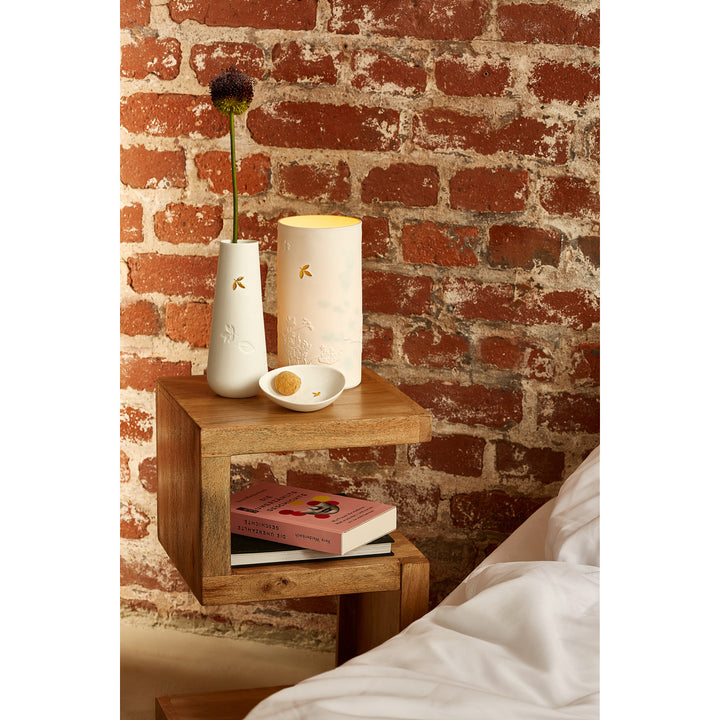 chevet avec vase et lampe blanche en porcelaine avec feuille dorée et motif plantes 4avril