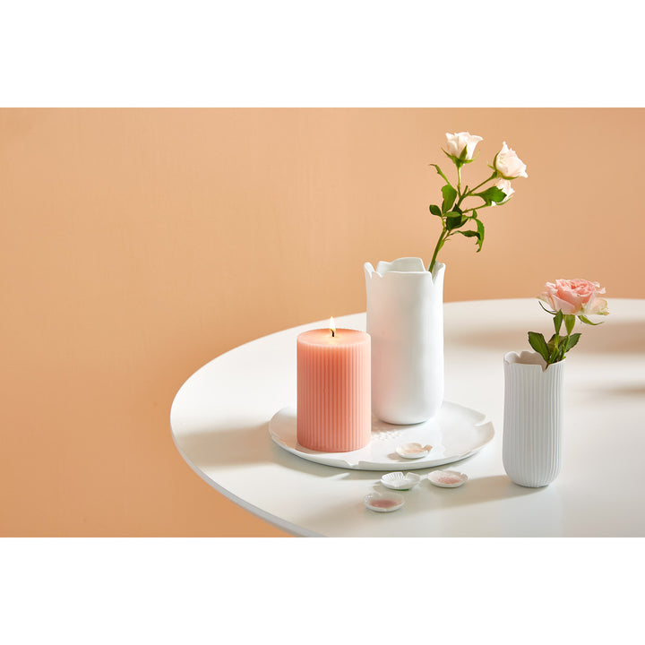 assiette et vases en porcelaine blanche en forme de fleurs, avec bougie orange 4avril