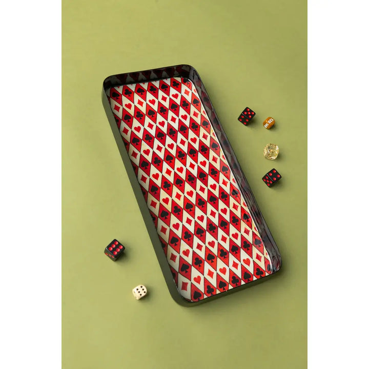 plateau rectangulaire motifs losanges rouge et beige, coeurs et losange rouges et piques et trèfles noirs, sur fond vert avec dés à jouer